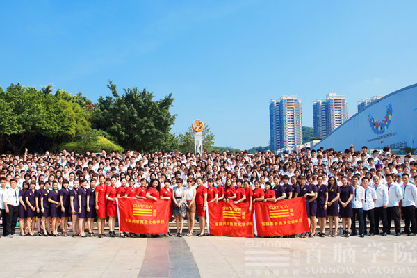 首脑学院携手深圳时装周，让时尚永不止步！