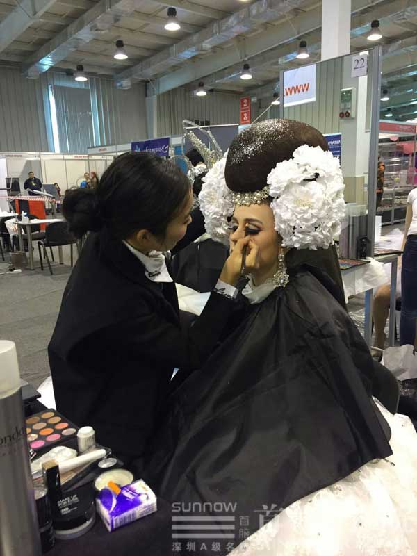 王英老师在俄罗斯大赛给模特化妆