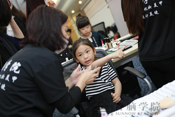 首脑化妆造型团队助力偶像星方向国际少儿模特电视盛典