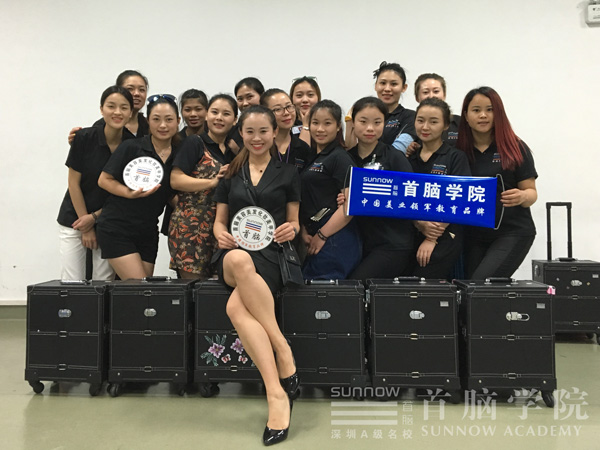 首脑学院师生受邀为深圳信息学院毕业秀化妆造型