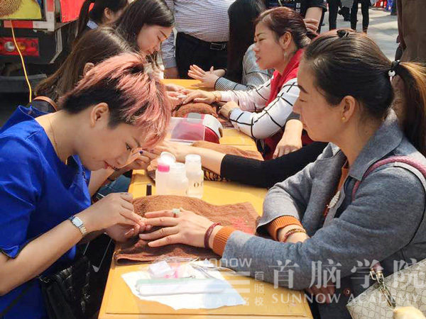 首脑学院师生献爱心 学以致用公益行