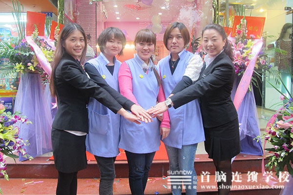 首脑老师为三位学员鼓励加油