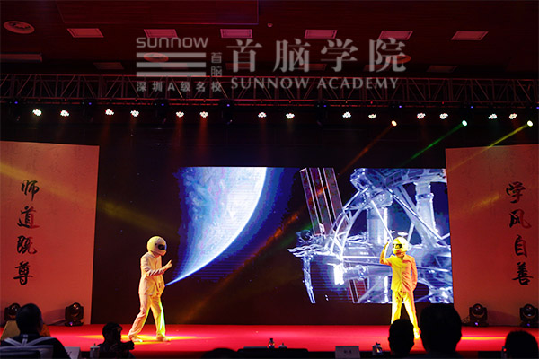 首脑学院“机械舞”太空漫步表演