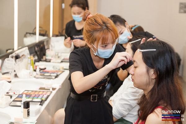 暑假学化妆能学好么，要去哪所化妆学校学化妆？