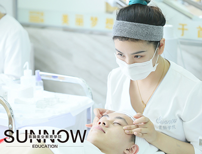 首脑美容美发化妆美甲学校