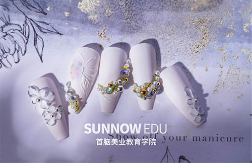 2026年学美甲去店里还是学校